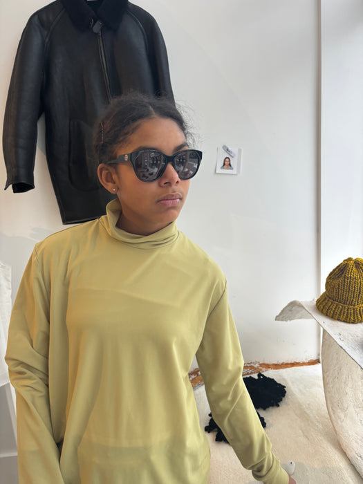 SUNGLASSES. house of harlow. black.