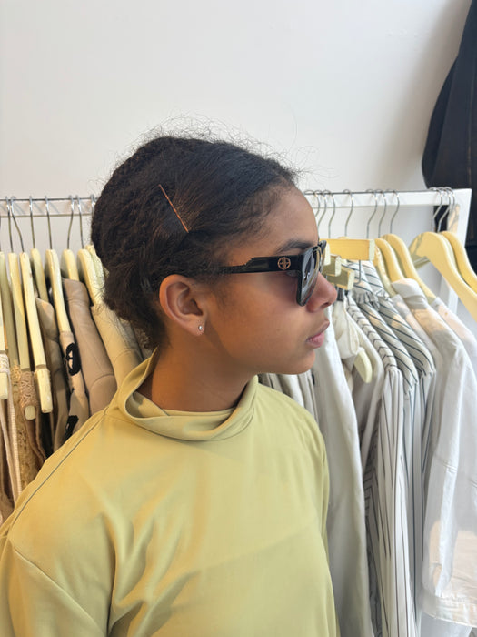 SUNGLASSES. house of harlow. black.