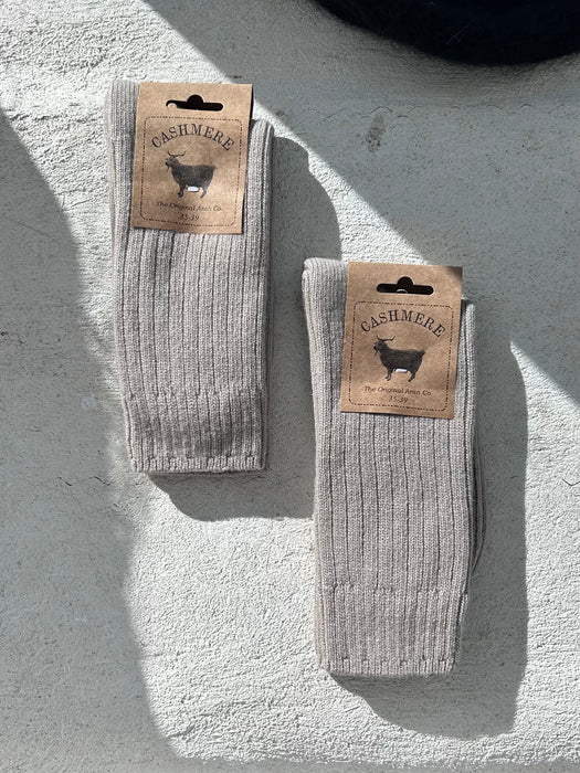 cashmere. SOCKS. beige.