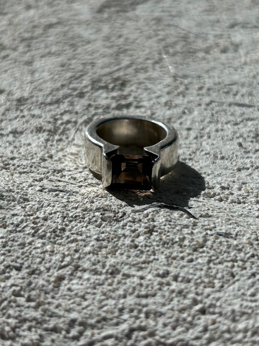 azusa. BAN. pinky ring.