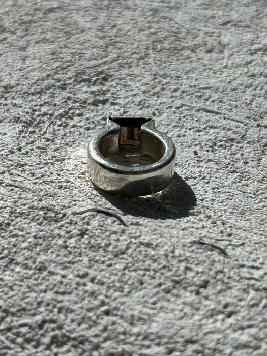 azusa. BAN. pinky ring.