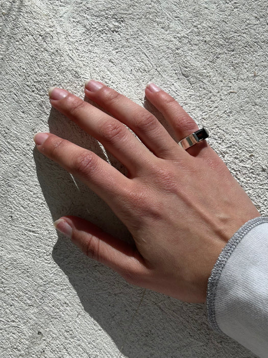 azusa. BAN. pinky ring.