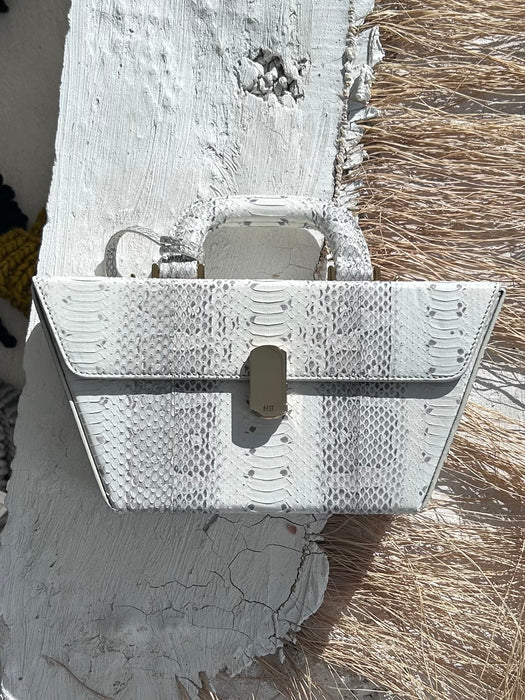 hilllier. BARTLEY. white bag.